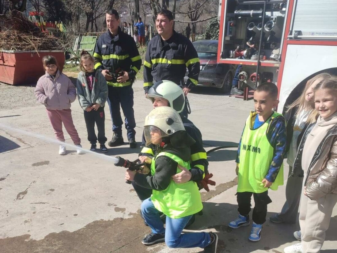 Деца станаха пожарникари за ден в Асеновград (СНИМКИ)