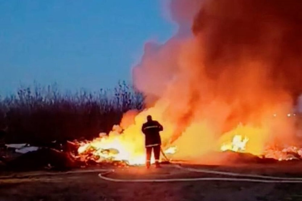 Кошмарно дежурство за пожарникарите в Пловдив: Пламнаха отпадъци в "Изгрев" (СНИМКИ)