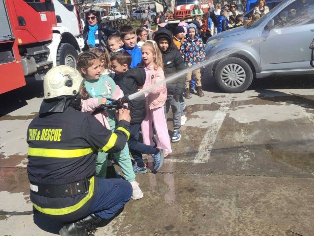 Деца станаха пожарникари за ден в Асеновград (СНИМКИ)