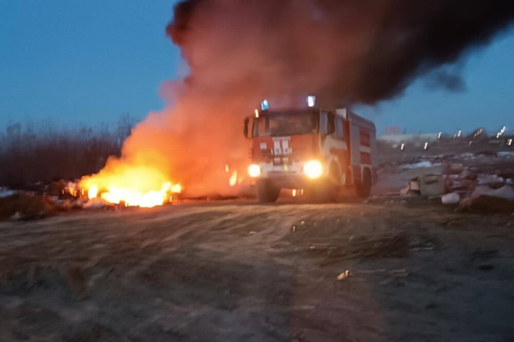 Кошмарно дежурство за пожарникарите в Пловдив: Пламнаха отпадъци в "Изгрев" (СНИМКИ)