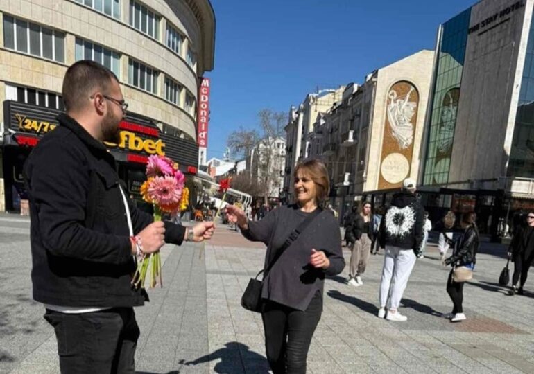 Младежи от ГЕРБ в Пловдив зарадваха дамите с гербери по повод 8-ми март (СНИМКИ)