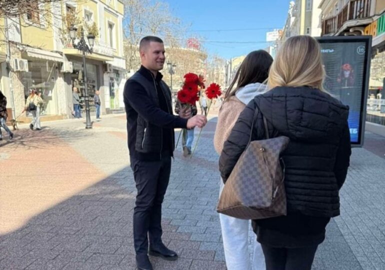 Младежи от ГЕРБ в Пловдив зарадваха дамите с гербери по повод 8-ми март (СНИМКИ)