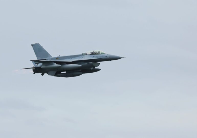 Вторият изтребител F-16 пристигна в България (ВИДЕО)