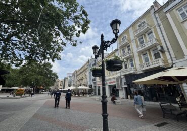 Стотици цветя преобразиха централната пешеходна зона на Пловдив (СНИМКИ)