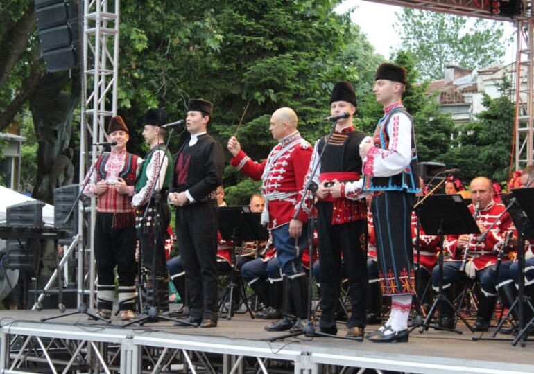 Ансамбъл „Тракия“, Оркестър за народна музика на БНР и оркестър „Канарите“ с общ концерт на Античния театър