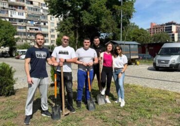 Младежи от ГЕРБ-Пловдив засадиха 27 дръвчета в Деня на Европа (СНИМКИ)