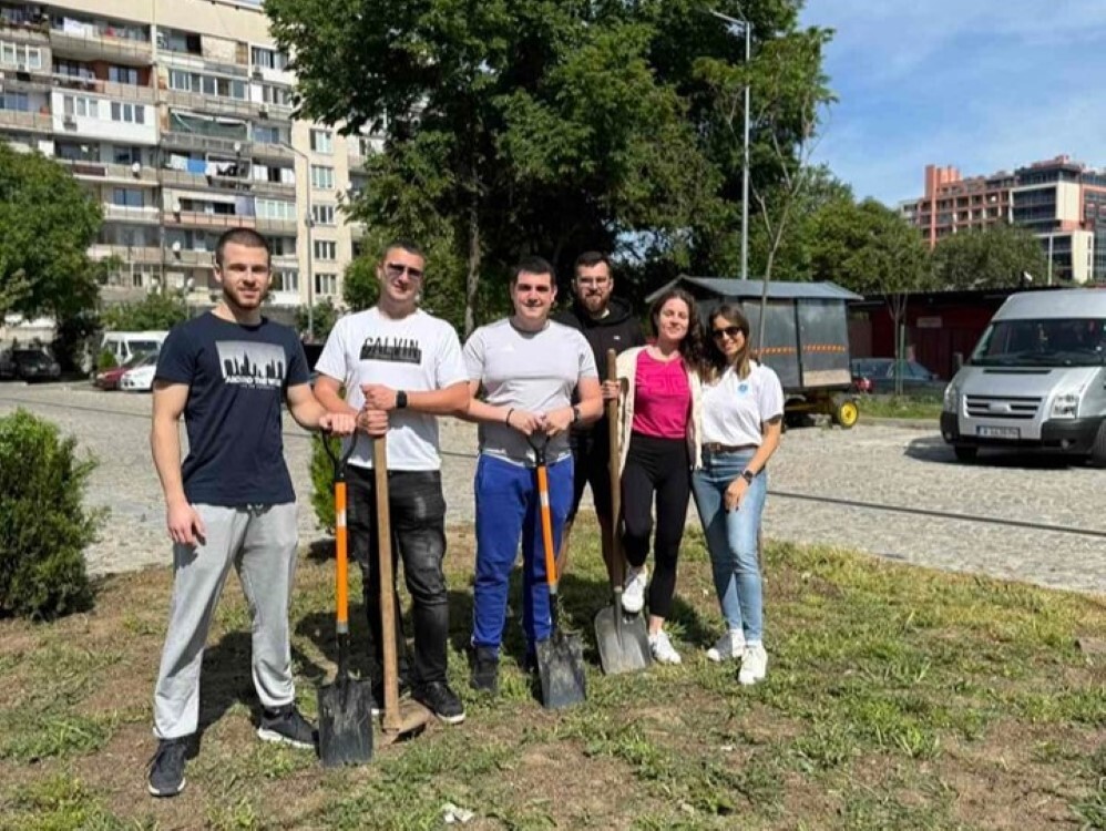 Младежи от ГЕРБ-Пловдив засадиха 27 дръвчета в Деня на Европа (СНИМКИ)
