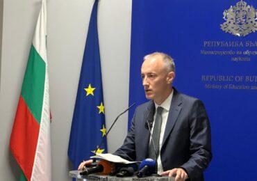 Красимир Вълчев: Свещеници няма да влизат в класните стаи