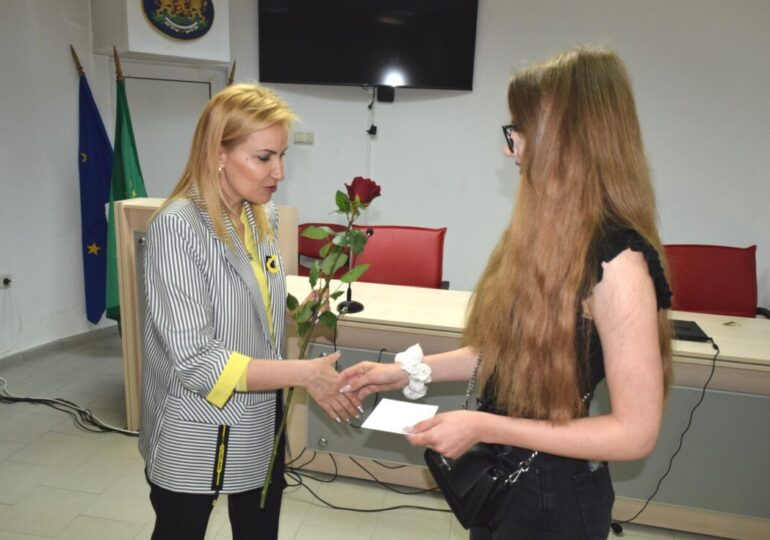 11 абитуриенти от Община Марица получиха финансова помощ в навечерието на 24 май (ГАЛЕРИЯ)
