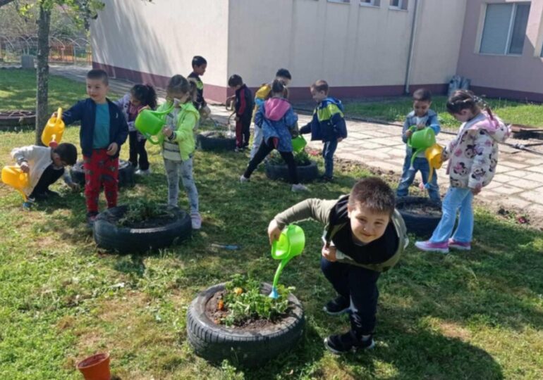 Децата от ДГ „Мечта“ в Маноле научиха за производството на компост и засяха билки с него (СНИМКИ)