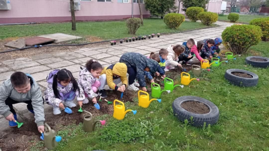 Децата от ДГ „Мечта“ в Маноле научиха за производството на компост и засяха билки с него (СНИМКИ)