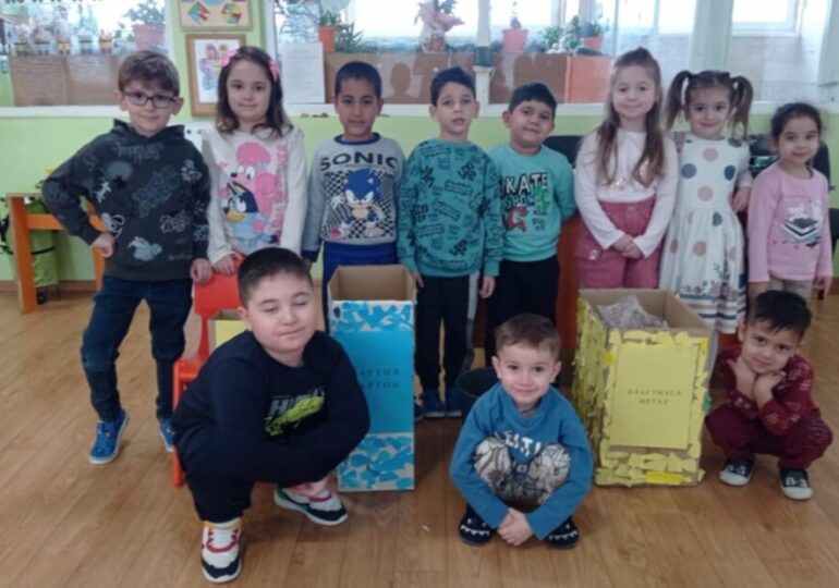 Децата от ДГ „Мечта“ в Маноле научиха за производството на компост и засяха билки с него (СНИМКИ)