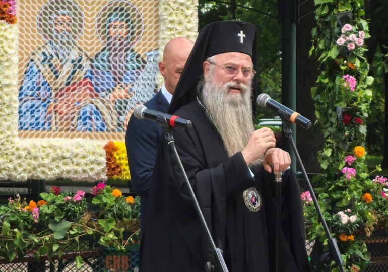 Флоропополис: Азбуката разцъфна на килими от цветя в центъра на Пловдив (ВИДЕО)