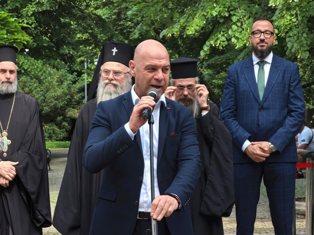 Флоропополис: Азбуката разцъфна на килими от цветя в центъра на Пловдив (ВИДЕО)