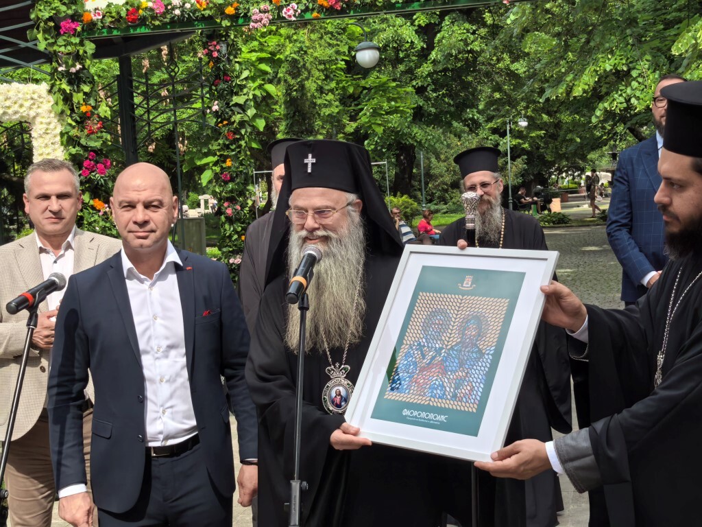 Флоропополис: Азбуката разцъфна на килими от цветя в центъра на Пловдив (ВИДЕО)