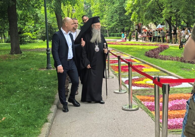 Флоропополис: Азбуката разцъфна на килими от цветя в центъра на Пловдив (ВИДЕО)