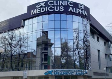 "Искаме съд": Напрежение на протеста пред клиниката, в която почина 6-годишният Ангел