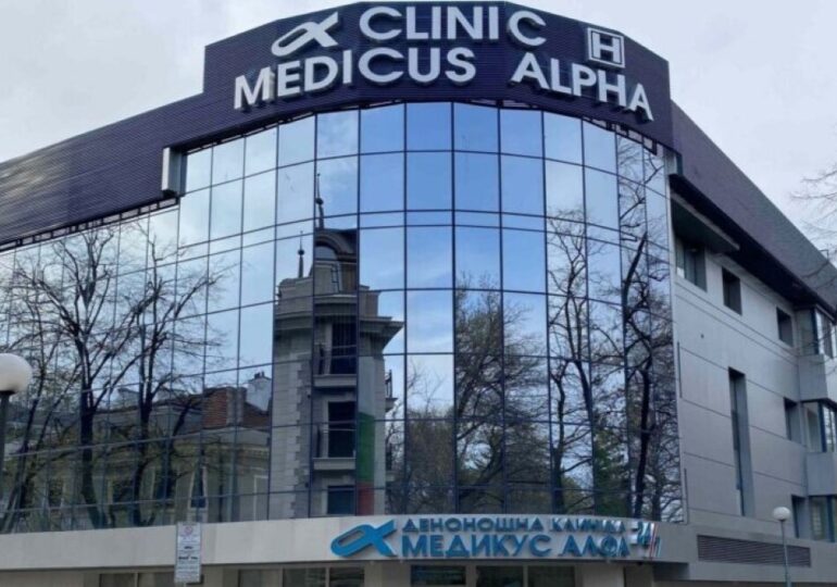 "Искаме съд": Напрежение на протеста пред клиниката, в която почина 6-годишният Ангел