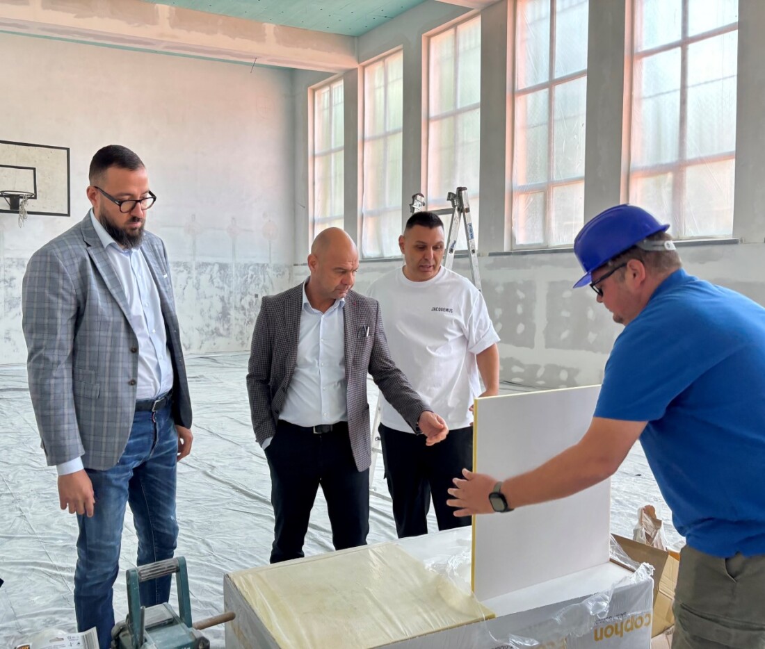 Кметът Костадин Димитров провери напредъка по модернизацията на ОУ „Димитър Талев“ (СНИМКИ)