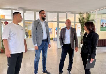 Кметът Костадин Димитров провери напредъка по модернизацията на ОУ „Димитър Талев“ (СНИМКИ)