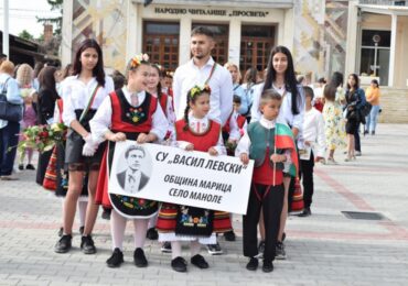 Химн озвучи 140-годишнината на училището в Маноле (СНИМКИ)