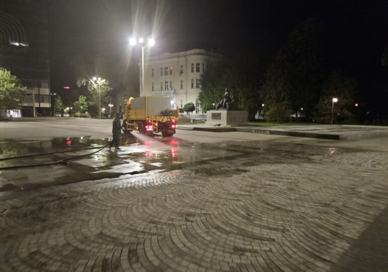 Продължава интензивното миене на площад „Централен“ и Главната улица (СНИМКИ и ВИДЕО)