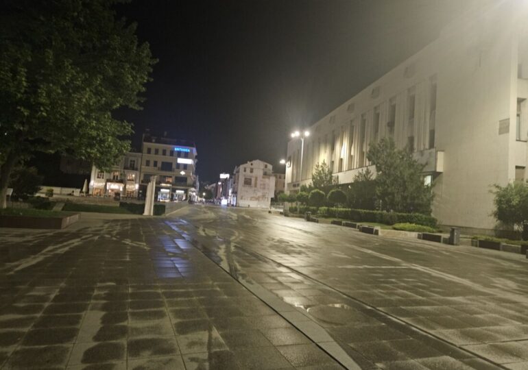 Продължава интензивното миене на площад „Централен“ и Главната улица (СНИМКИ и ВИДЕО)
