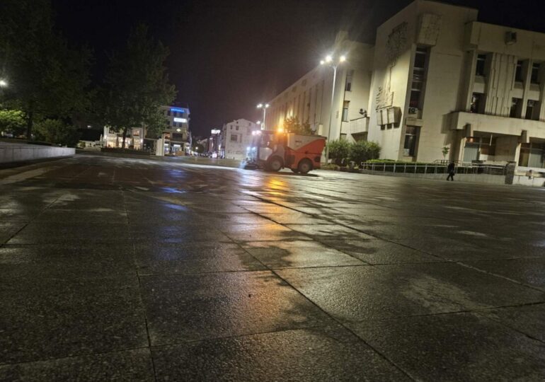 Продължава интензивното миене на площад „Централен“ и Главната улица (СНИМКИ и ВИДЕО)