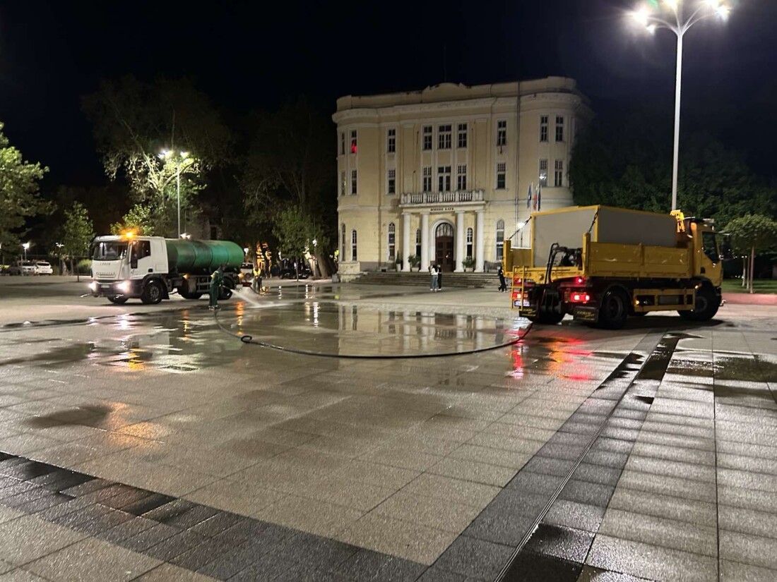 Продължава интензивното миене на площад „Централен“ и Главната улица (СНИМКИ и ВИДЕО)