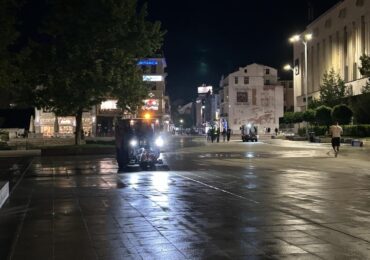 Продължава интензивното миене на площад „Централен“ и Главната улица (СНИМКИ и ВИДЕО)