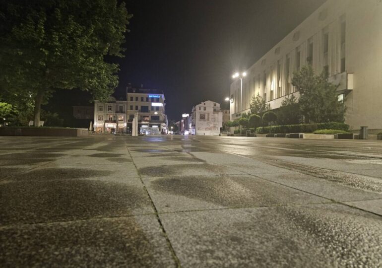 Продължава интензивното миене на площад „Централен“ и Главната улица (СНИМКИ и ВИДЕО)