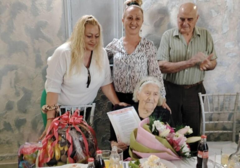 Община Марица зарадва с подаръци 100-годишната баба Надежда (СНИМКИ)