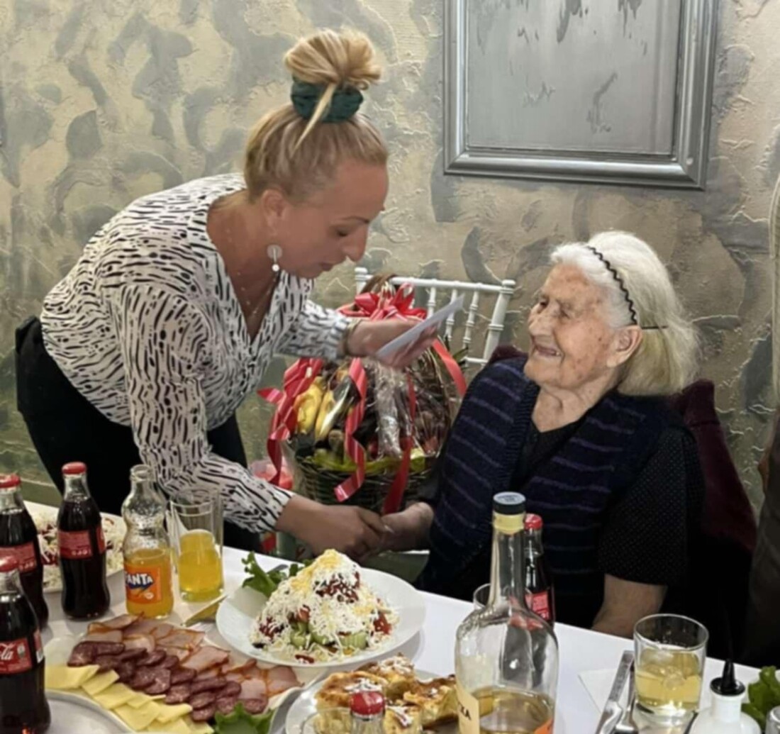 Община Марица зарадва с подаръци 100-годишната баба Надежда (СНИМКИ)