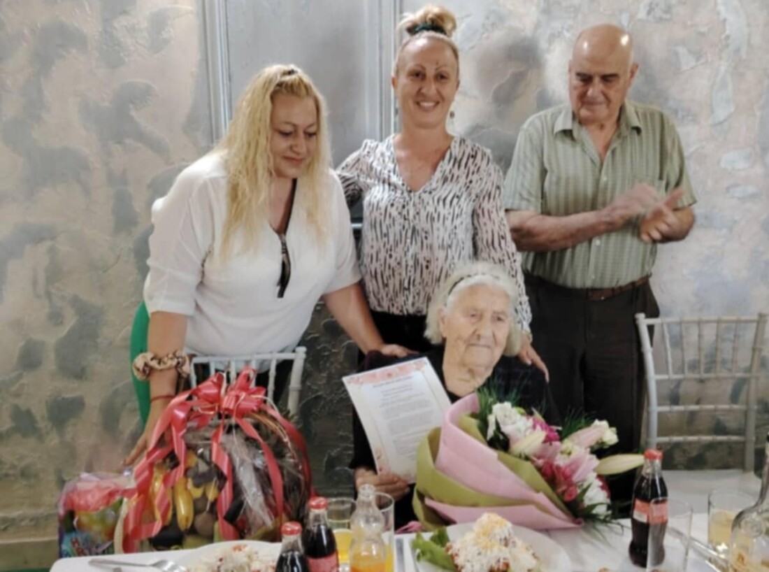 Община Марица зарадва с подаръци 100-годишната баба Надежда (СНИМКИ)