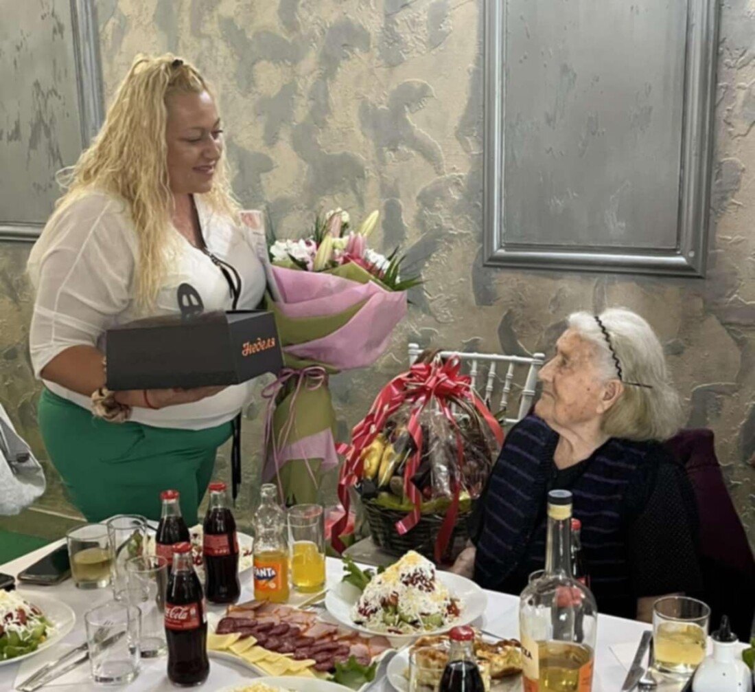 Община Марица зарадва с подаръци 100-годишната баба Надежда (СНИМКИ)