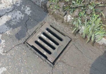 Заради прогнозите за интензивни валежи: Почистват извънредно шахтите