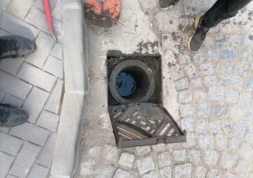 Заради прогнозите за интензивни валежи: Почистват извънредно шахтите
