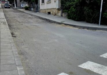 Асфалтират улица в Асеновград