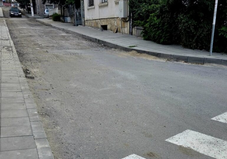 Асфалтират улица в Асеновград