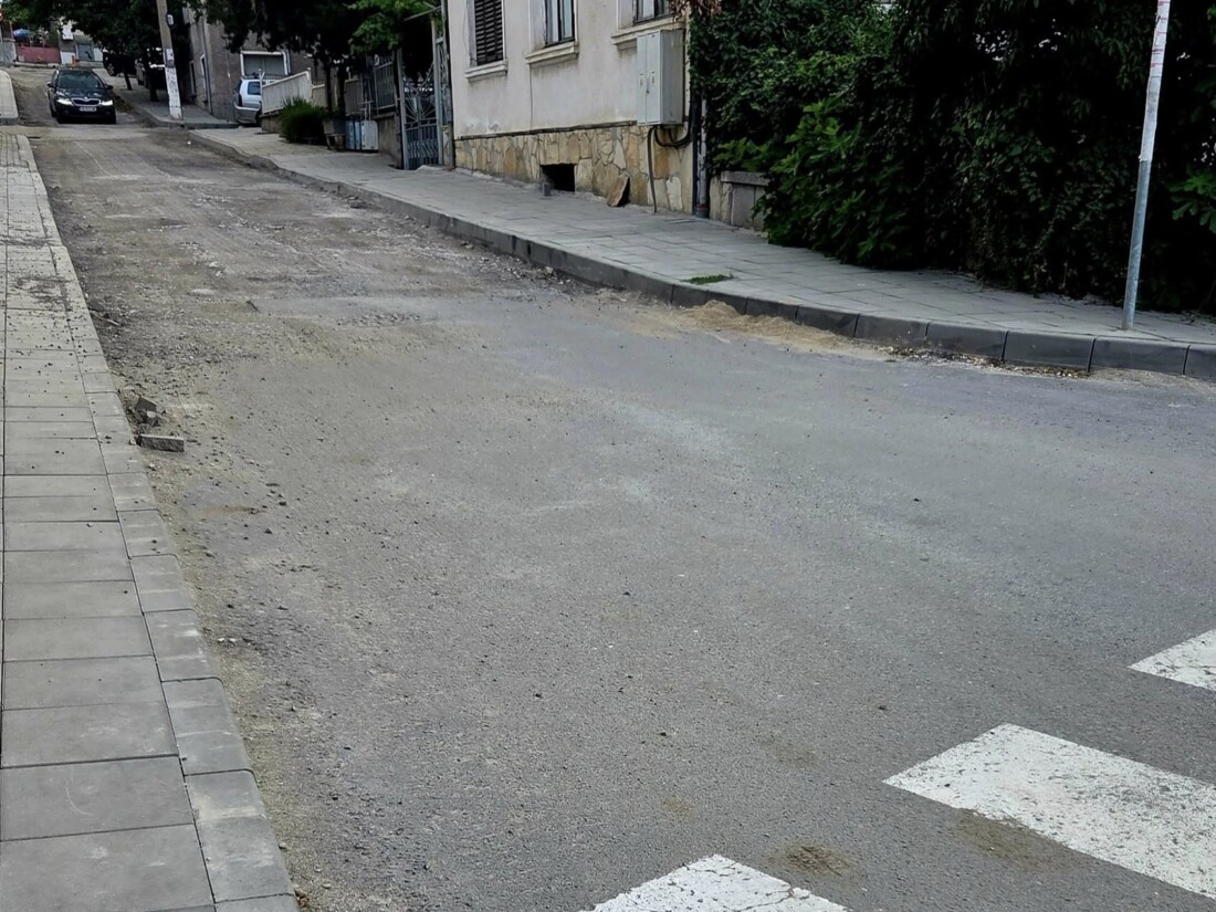 Асфалтират улица в Асеновград