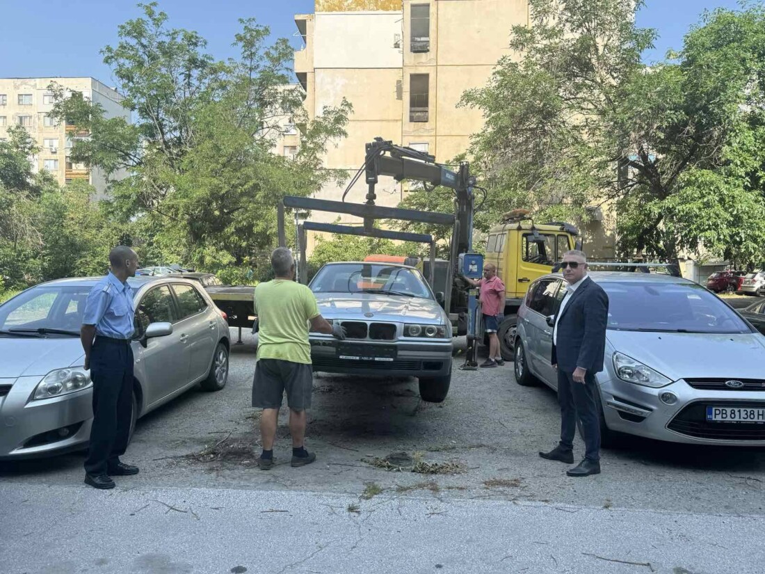 Вдигнаха излезли от употреба автомобили в "Източен" (СНИМКИ)