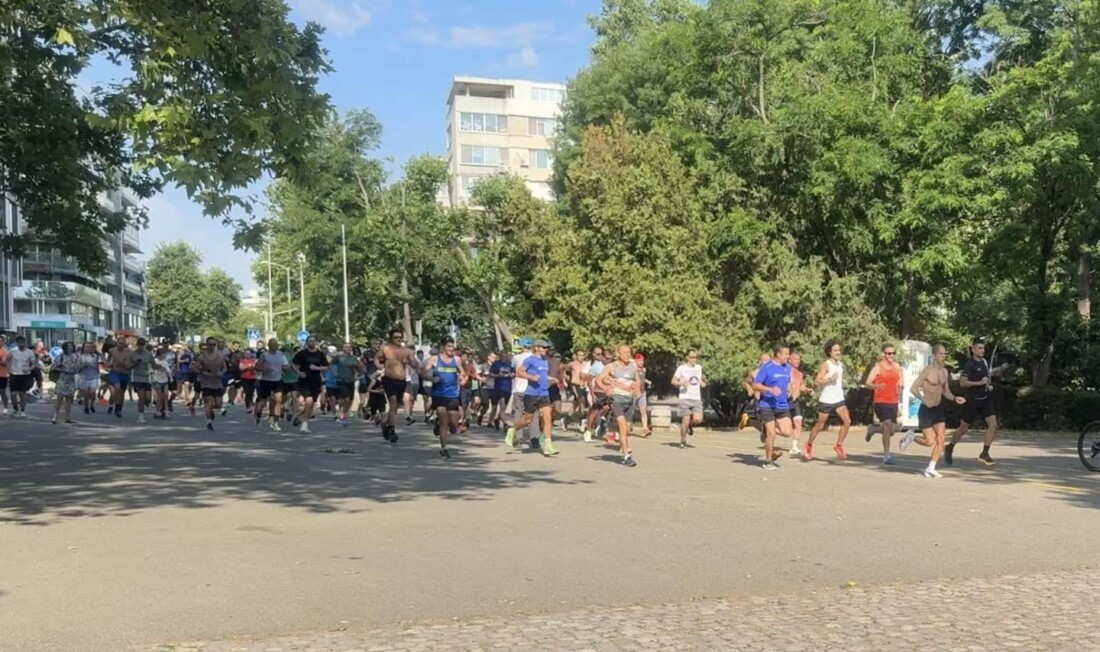 Хиляди подкрепиха семейните фармацевти и бягането за имунитет в пет града (СНИМКИ)
