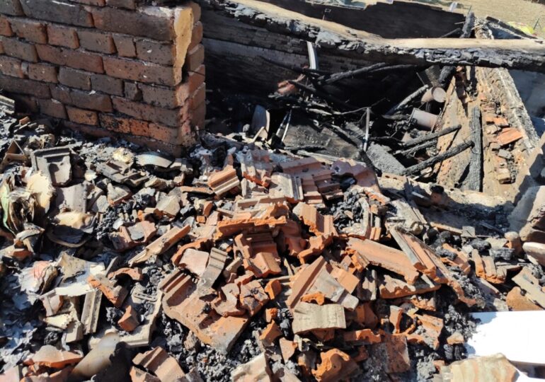 ДФ „Пловдив 112“ се включи в почистването на опожарените къщи в „Прослав“ (СНИМКИ)