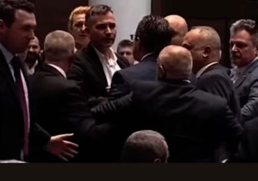 Физически сблъсък между депутати в парламента заради еврото (ВИДЕО)
