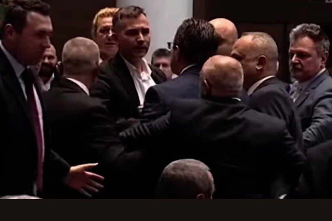 Физически сблъсък между депутати в парламента заради еврото (ВИДЕО)