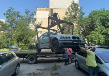 Вдигнаха излезли от употреба автомобили в "Източен" (СНИМКИ)