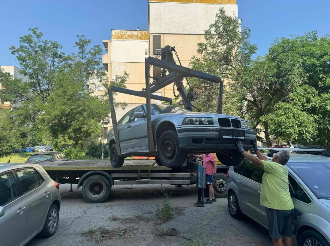 Вдигнаха излезли от употреба автомобили в „Източен“ (СНИМКИ)