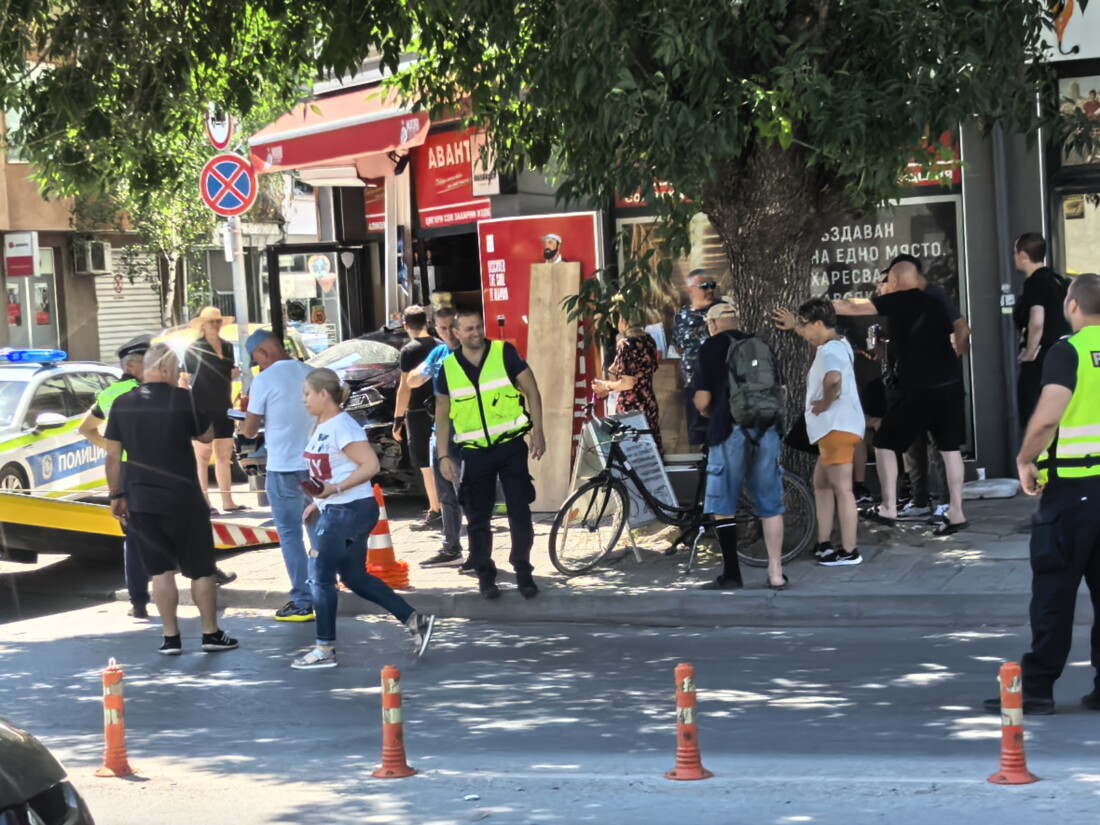 Тежка катастрофа на "Пещерско шосе" в Пловдив, кола влезе в магазин (СНИМКИ)