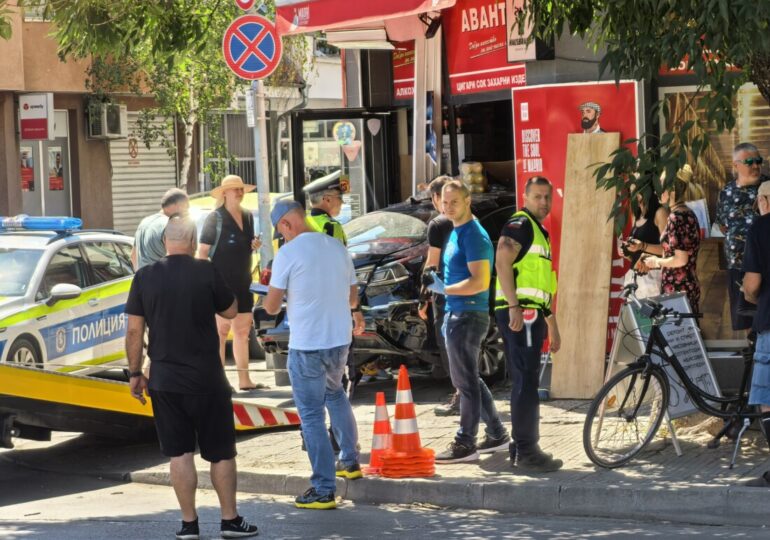 Тежка катастрофа на "Пещерско шосе" в Пловдив, кола влезе в магазин (СНИМКИ)