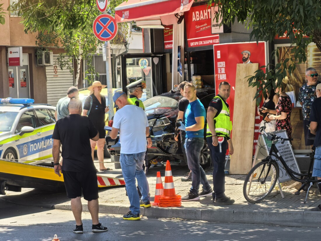 Тежка катастрофа на „Пещерско шосе“ в Пловдив, кола влезе в магазин (СНИМКИ)